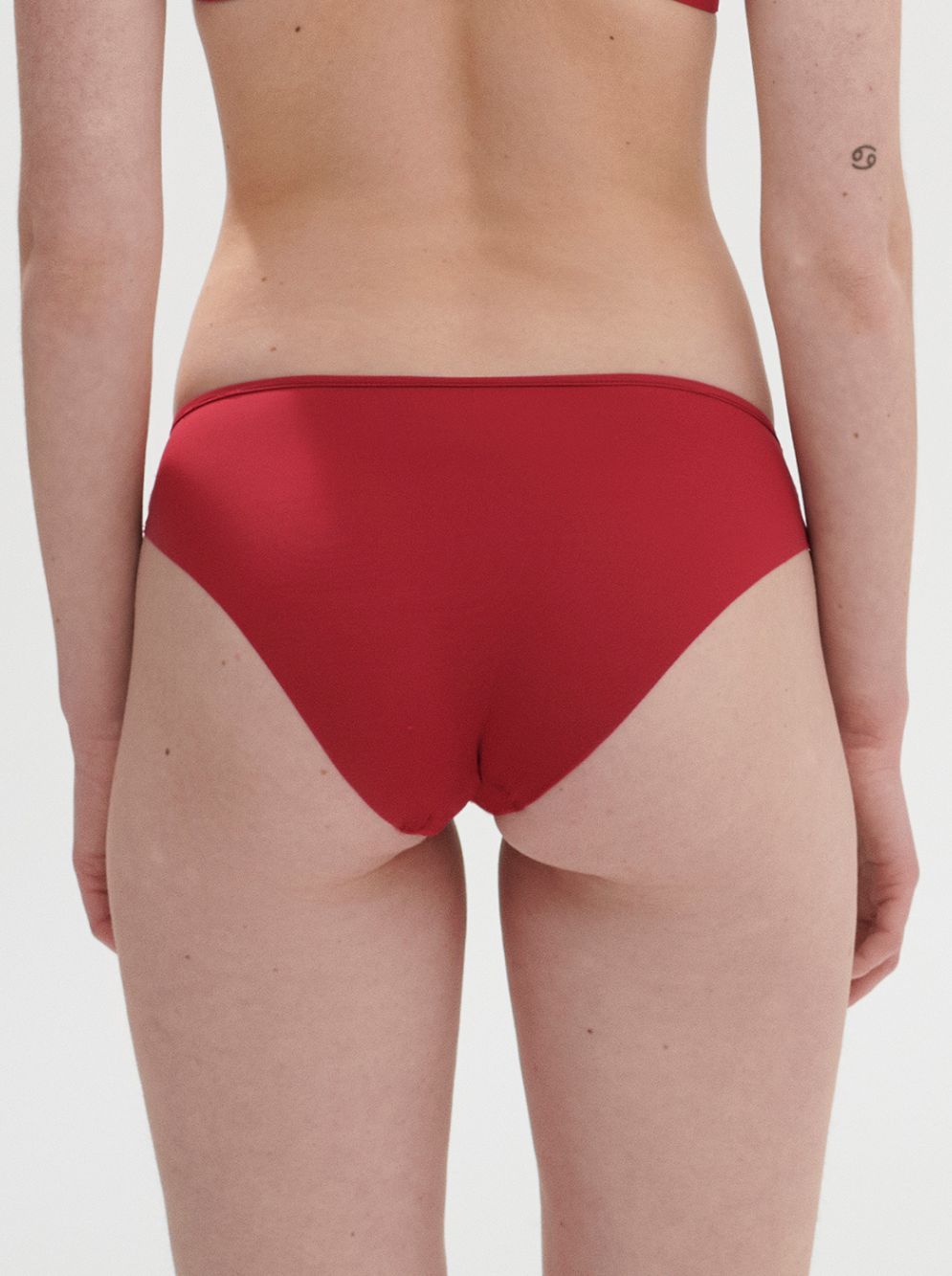 Saga 15C720 by Simone Pérèle classic refined and elegant brief in splendid  lace, red